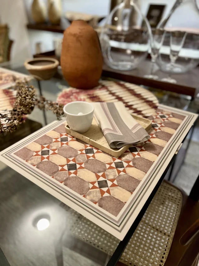 JOGO AMERICANO REDONDO DE TECIDO IMPERMEÁVEL - ESTAMPA ABSTRATA MAGENTA