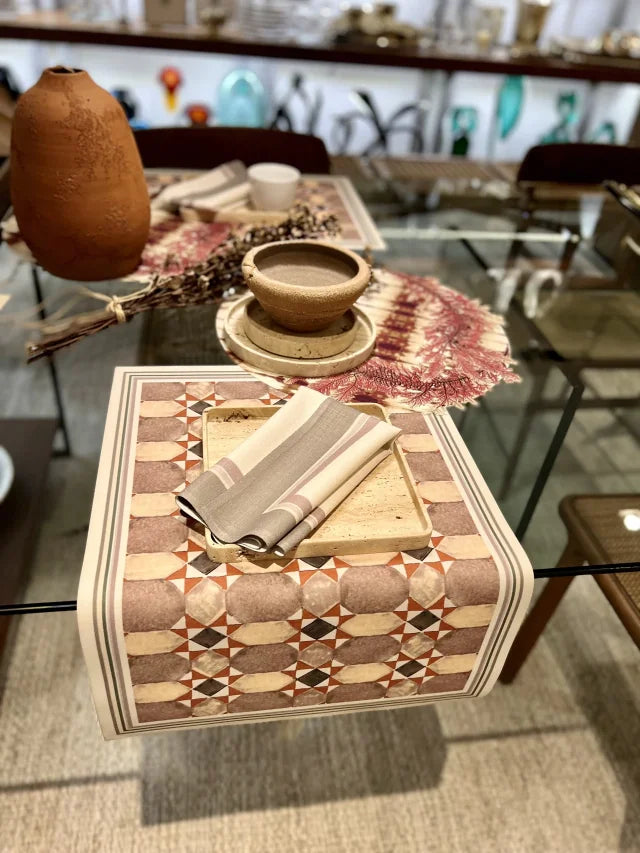 JOGO AMERICANO REDONDO DE TECIDO IMPERMEÁVEL - ESTAMPA ABSTRATA MAGENTA