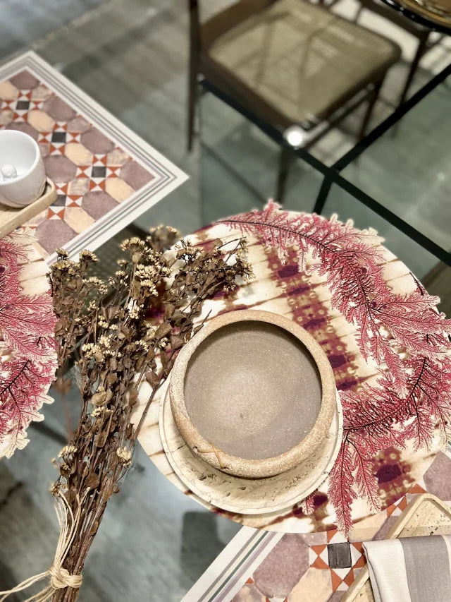 JOGO AMERICANO REDONDO DE TECIDO IMPERMEÁVEL - ESTAMPA ABSTRATA MAGENTA